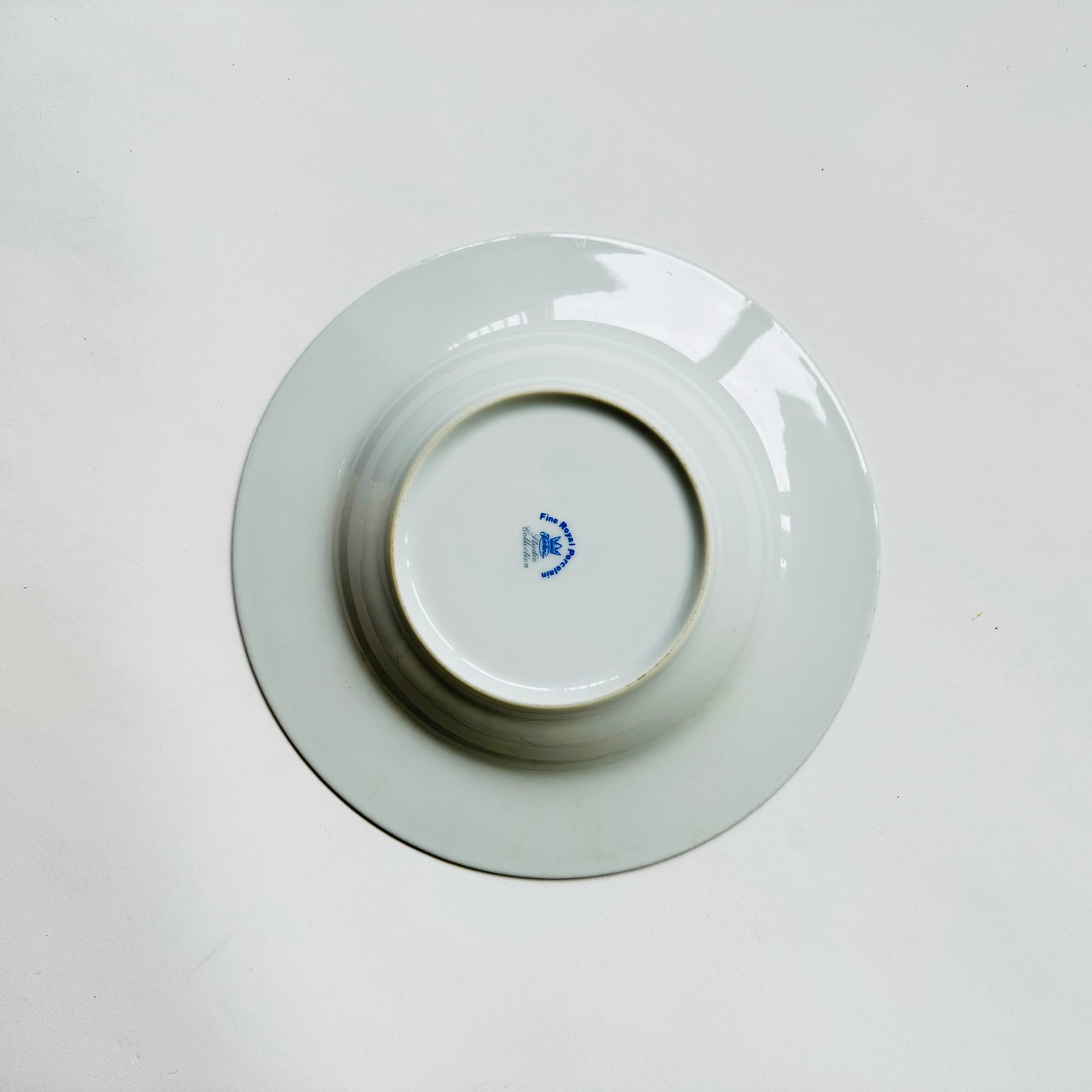 Minimalistic blue plates